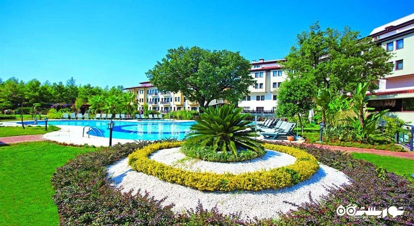 محوطه فضای سبز و استخر روباز هتل